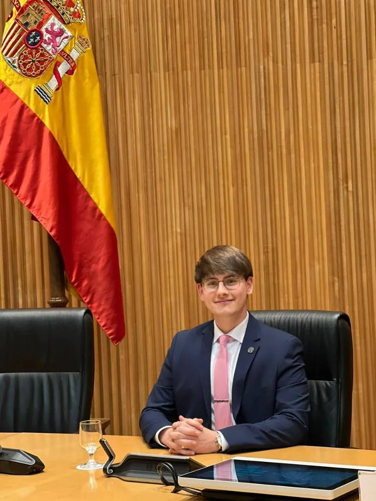 Codrin Gheorghe Creanga, abogado del despacho, sentado a la mesa de una sala institucional